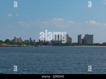 Wohnwohnungen in der Ferne über dem Atlantischen Ozean, Brooklyn, NY Stockfoto