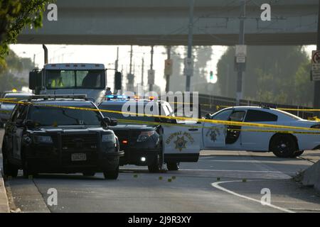 Ein Tatort-Band umgibt den Ort der Schießerei, an dem ein California Highway Patrouillenoffizier am Ford Blvd beteiligt war. Und Third St., Dienstag, 24. Mai 2022, in Los Angeles. Stockfoto