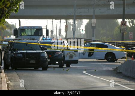 Ein Tatort-Band umgibt den Ort der Schießerei, an dem ein California Highway Patrouillenoffizier am Ford Blvd beteiligt war. Und Third St., Dienstag, 24. Mai 2022, in Los Angeles. Stockfoto