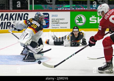 Ice Hall, Helsinki, Finnland, 24. Mai 2022, HERZOG Fabrice (Schweiz) GRUBAUER Philipp (Deutschland) während der IIHF Eishockey-Weltmeisterschaft - Deutschland vs. Schweiz - Eishockey Stockfoto