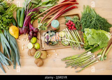 Tisch mit frischen Zutaten Stockfoto