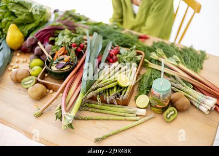 Tisch mit frischen Zutaten Stockfoto