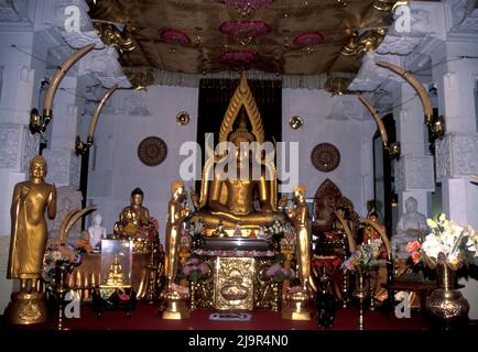 Buddha-Statue im Schreinraum des Maligawa-Zahntempels in Kandy Sri Lanka Stockfoto
