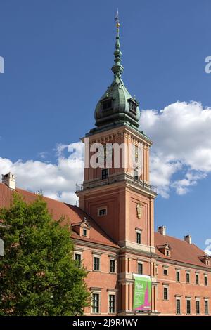 WARSCHAU, POLEN - 15. MAI 2022: Außenansicht des Uhrturms des Königsschlosses auf dem Schlossplatz Stockfoto
