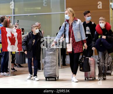 Rund 300 ukrainische Flüchtlinge, die vor dem Krieg in ihrer Heimat geflohen sind, kommen am 23. Mai 2022 auf dem James Richardson International Airport in Windnpeg Manitoba, Kanada, an. (Lyle Stafford/SOPA Stockfoto