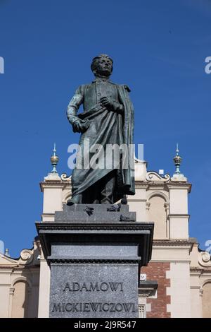 KRAKAU, POLEN - 16. MAI 2022: Nahaufnahme der Statue von Adam Mickiewicz auf dem Adam-Mickiewicz-Denkmal auf dem Hauptplatz Stockfoto