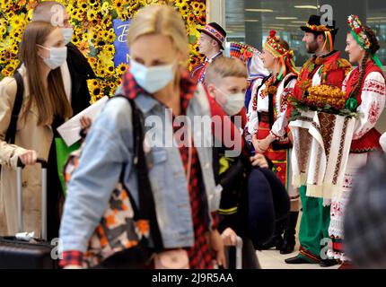 In Windnigg, Kanada. 23.. Mai 2022. Rusalka Dance Ensemble begrüßt rund 300 ukrainische Flüchtlinge, die aus dem Krieg in ihrer Heimat geflohen sind, kommen am 23. Mai 2022 auf dem James Richardson International Airport in Windnpeg Manitoba, Kanada an. (Lyle Stafford/SOPA (Foto von Lyle Stafford/SOPA Images/Sipa USA) Quelle: SIPA USA/Alamy Live News Stockfoto