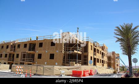 Las Vegas, Usa. 24.. Mai 2022. Bauarbeiter werden gesehen, wie sie an der Umrahmung einer Gewerbeimmobilie arbeiten. Seit 2019 ist die Bevölkerung der U-Bahn in Las Vegas jedes Jahr um drei Prozent gewachsen. Kredit: SOPA Images Limited/Alamy Live Nachrichten