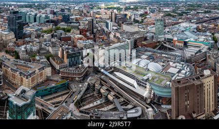 BIRMINGHAM, GROSSBRITANNIEN - 24. MAI 2022. Eine Luftaufnahme des Stadtzentrums von Birmingham mit dem Bahnhof New Street und der Bullring Shopping Mall Stockfoto