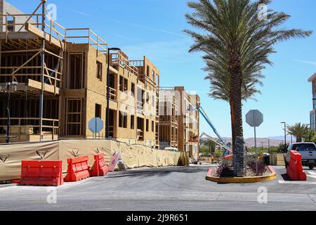 Las Vegas, Usa. 24.. Mai 2022. Bauarbeiter werden gesehen, wie sie an der Umrahmung einer Gewerbeimmobilie arbeiten. Seit 2019 ist die Bevölkerung der U-Bahn in Las Vegas jedes Jahr um drei Prozent gewachsen. (Foto von Gabe Ginsberg/SOPA Images/Sipa USA) Quelle: SIPA USA/Alamy Live News Stockfoto