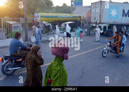 25. Mai 2022, Lahore, Punjab, Pakistan: Pakistanische Pendler und Fahrer schlafen in ihrem Fahrzeug auf einer Brücke über den Ravi-Fluss entlang einer Straße, die von den lokalen Behörden teilweise mit Containern blockiert wurde, um die Mobilität vor dem in Islamabad geplanten Sit-in durch den ehemaligen pakistanischen Premierminister Imran Khan der pakistanischen Partei Tehreek-e-Insaf (PTI) in Lahore zu behindern. Pakistans wichtigste Oppositionspartei unter der Führung des kürzlich gestürzten Premierministers Imran Khan beschuldigte die Polizei, Hunderte ihrer Anhänger in Razzien zu verhafteten, die Anfang Dienstag begannen Stockfoto