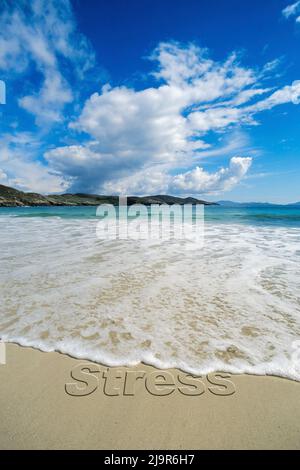 Konzeptbild - um Stress abzuwaschen, indem Sie einen entspannenden Badeurlaub machen, während die Wellen an einem Sandstrand das Wort „Stress“ wegspülen. Stockfoto