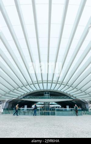 LISSABON, PORTUGAL - 1. APRIL 2013: Bahnhof Oriente. Diese Station wurde von Santiago Calatrava für die Weltausstellung Expo '98 entworfen. Stockfoto