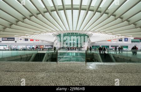 LISSABON, PORTUGAL - 1. APRIL 2013: Bahnhof Oriente. Diese Station wurde von Santiago Calatrava für die Weltausstellung Expo '98 entworfen. Stockfoto