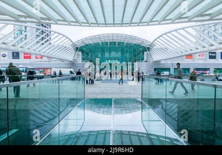 LISSABON, PORTUGAL - 1. APRIL 2013: Bahnhof Oriente. Diese Station wurde von Santiago Calatrava für die Weltausstellung Expo '98 entworfen. Stockfoto