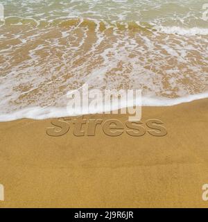 Konzeptbild - um den Stress abzuwaschen, indem man einen Urlaub macht, während die Wellen an einem Sandstrand das Wort „Stress“, das in Sand geschrieben ist, wegspülen. Stockfoto