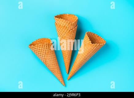 Ein Set Waffelkegel für Eiscreme auf hellblauem Hintergrund. Stockfoto