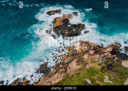 Felsen Küste und blaues Meer mit Wellen. Luftaufnahme der Meereslandschaft Stockfoto