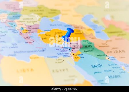 Blauer Stecknadel, der auf Zypern auf einer politischen Weltkarte zeigt Stockfoto