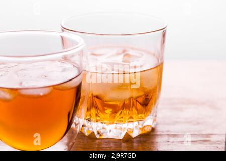 Zwei Gläser mit Eis und Whiskey. Stockfoto
