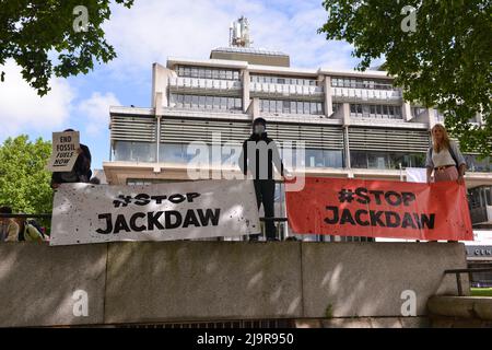 Demonstranten halten Banner bei der Demonstration. Protestierende der Extinction Rebellion versammelten sich in der methodistischen Central Hall Westminster in London, um die Shell-Jahreshauptversammlung zu stoppen. Stockfoto