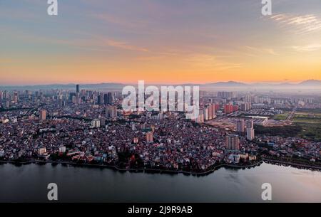 Luftaufnahme der Stadt Hanoi bei Sonnenuntergang. Westsee im Vordergrund. Stockfoto