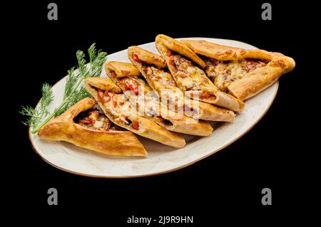 türkische vegetarische Pizza Pide auf einem schwarzen isolierten Hintergrund Stockfoto