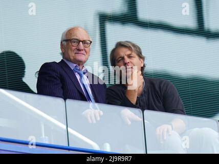 Aktenfoto vom 10-05-2022 von Aktenfoto vom 07-05-2022 von Bruce Buck, dem Vorsitzenden von Chelsea (links), und Todd Boehly. Todd Boehlys einfache Weigerung, Ablenkungen zu dulden, hat sich als entscheidend für die erfolgreiche Übernahme des Milliardärs von Connecticut durch Chelsea erwiesen. Ausgabedatum: Mittwoch, 25. Mai 2022. Stockfoto