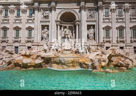 Der Trevi-Brunnen an sonnigen Tagen in Rom, Latium, Italien. Stockfoto