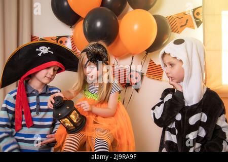 Nahaufnahme, eine Gruppe von Kindern bei den Halloween-Ferien, in Kostümen zu Hause. Stockfoto