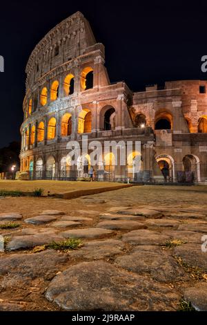Italien, Rom, Kolosseum bei Nacht, antikes römisches Amphitheater, niedrige Sicht. Stockfoto