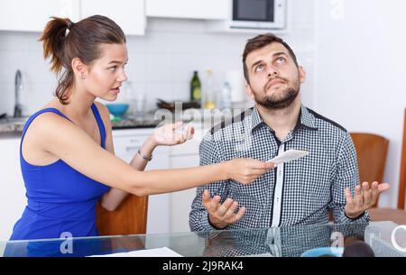 Verärgern Sie das junge Paar mit finanziellen Rechnungen, die zu Hause Konflikte haben Stockfoto