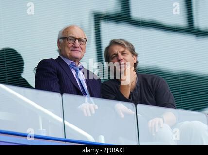 Aktenfoto vom 10-05-2022 von Aktenfoto vom 07-05-2022 von Bruce Buck, dem Vorsitzenden von Chelsea (links), und Todd Boehly. Todd Boehlys einfache Weigerung, Ablenkungen zu dulden, hat sich als entscheidend für die erfolgreiche Übernahme des Milliardärs von Connecticut durch Chelsea erwiesen. Ausgabedatum: Mittwoch, 25. Mai 2022. Stockfoto