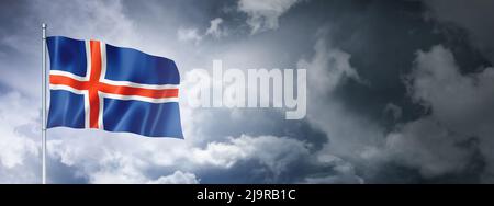Isländische Flagge auf einem bewölkten Himmel, dreidimensionales Rendern Stockfoto