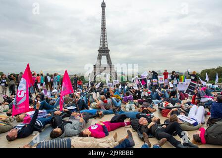 Paris, Frankreich, große Menschenmenge, die sich auf der Straße niederlegt, LGBT-Vereinigung, SOS-Homophobie-Demonstration, Protest gegen Homophobie in Russland, Trocadero in der Nähe des Eiffelturms, LGBT-Protestgeschichte Stockfoto