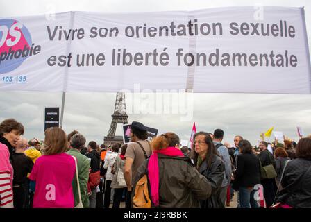 Paris, Frankreich, Menschenmassen, LGBT-Vereinigung, SOS-Homophobie-Demonstration gegen Homophobie am Trocadero in der Nähe des Eiffelturms Stockfoto