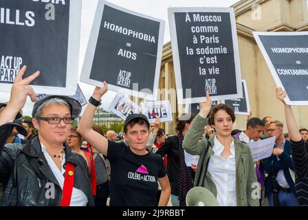 Paris, Frankreich, Gruppe Frauen, AIDS N.G.O. Act up Paris, Protestzeichen halten, gegen Homophobie in Russland protestieren, Demonstration in Trocadero Stockfoto