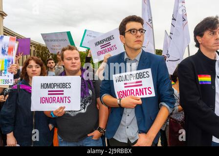 Paris, Frankreich, Gruppen-LGBT-Aktivisten, N.G.O. S.O.S. Homophobie, Protestschilder gegen Homophobie in Russland, Demonstration am Trocadero Stockfoto