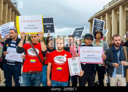 Paris, Frankreich, LGBTQI und AIDS N.G.O's.. Act Up Paris, Protest gegen Homophobie in Russland, Demonstration in Trocadero in der Nähe des Eiffelturms, LGBTQI+ Paris Protest History Stockfoto