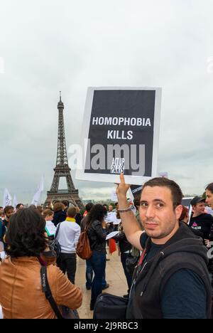 Paris, Frankreich, AIDS N.G.O. Act up Paris, Protest gegen Homophobie-Demonstration am Trocadero in der Nähe des Eiffelturms, Schild „Homophobie tötet“ Stockfoto