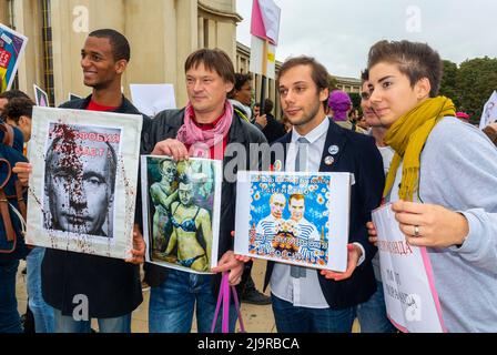 Paris, Frankreich, Gruppe von LGBT-Aktivisten mit Plakaten des russischen Präsidenten Wladimir Putin, beim N.G.O., Protest gegen Homophobie in Russland, Demonstration, putin-Image Stockfoto