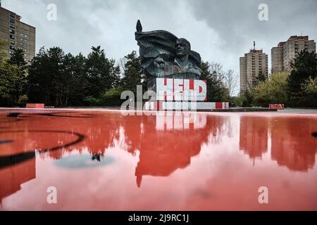 Berlin, Deutschland. 15. April 2022. Ein Denkmal für Ernst Thälmann, den ehemaligen Vorsitzenden der Kommunistischen Partei Deutschlands (KPD), steht vor den Häusern im Ernst Thälmann Park in der Greifswalder Straße im Stadtteil Prenzlauer Berg. Auf der Basis des Denkmals hat jemand Graffiti mit den Worten „Held“ gesetzt. Quelle: Stefan Jaitner/dpa/Alamy Live News Stockfoto