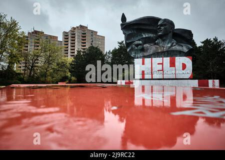 Berlin, Deutschland. 15. April 2022. Ein Denkmal für Ernst Thälmann, den ehemaligen Vorsitzenden der Kommunistischen Partei Deutschlands (KPD), steht vor den Häusern im Ernst Thälmann Park in der Greifswalder Straße im Stadtteil Prenzlauer Berg. Auf der Basis des Denkmals hat jemand Graffiti mit den Worten „Held“ gesetzt. Quelle: Stefan Jaitner/dpa/Alamy Live News Stockfoto