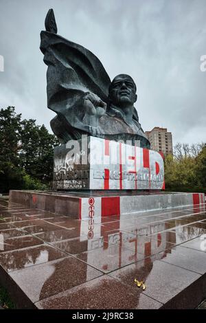 Berlin, Deutschland. 15. April 2022. Ein Denkmal für Ernst Thälmann, den ehemaligen Vorsitzenden der Kommunistischen Partei Deutschlands (KPD), steht vor den Häusern im Ernst Thälmann Park in der Greifswalder Straße im Stadtteil Prenzlauer Berg. Auf der Basis des Denkmals hat jemand Graffiti mit den Worten „Held“ gesetzt. Quelle: Stefan Jaitner/dpa/Alamy Live News Stockfoto