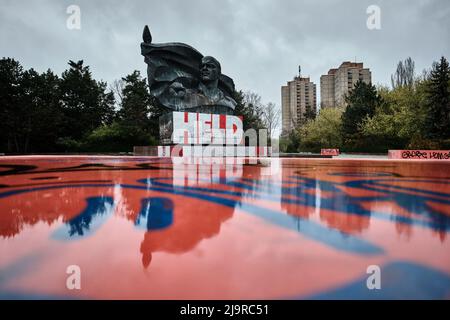 Berlin, Deutschland. 15. April 2022. Ein Denkmal für Ernst Thälmann, den ehemaligen Vorsitzenden der Kommunistischen Partei Deutschlands (KPD), steht vor den Häusern im Ernst Thälmann Park in der Greifswalder Straße im Stadtteil Prenzlauer Berg. Auf der Basis des Denkmals hat jemand Graffiti mit den Worten „Held“ gesetzt. Quelle: Stefan Jaitner/dpa/Alamy Live News Stockfoto
