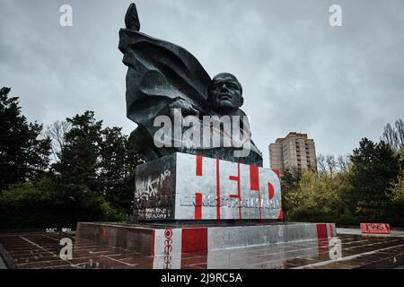 Berlin, Deutschland. 15. April 2022. Ein Denkmal für Ernst Thälmann, den ehemaligen Vorsitzenden der Kommunistischen Partei Deutschlands (KPD), steht vor den Häusern im Ernst Thälmann Park in der Greifswalder Straße im Stadtteil Prenzlauer Berg. Auf der Basis des Denkmals hat jemand Graffiti mit den Worten „Held“ gesetzt. Quelle: Stefan Jaitner/dpa/Alamy Live News Stockfoto