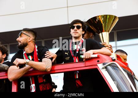 Mailand, Italien. 23.. Mai 2022. Abfahrt des offenen Busses von der Casa Milan zur Scudetto-Feier des AC Milan am 23 2022. Mai in Mailand, Italien.Quelle: Independent Photo Agency/Alamy Live News Stockfoto