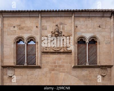 Wunderschöne Mullionfenster im Palast von Mayoralgo. Caceres, Extremadura, Spanien Stockfoto