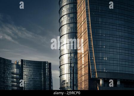 Moderne und minimalistische Architektur aus Stahl und Glas. Wolkenkratzer, die das Sonnenlicht reflektieren. Stockfoto