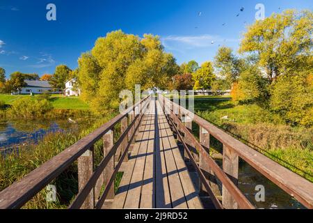 Weitwinkel Holzbrücke über den Fluss. Stockfoto